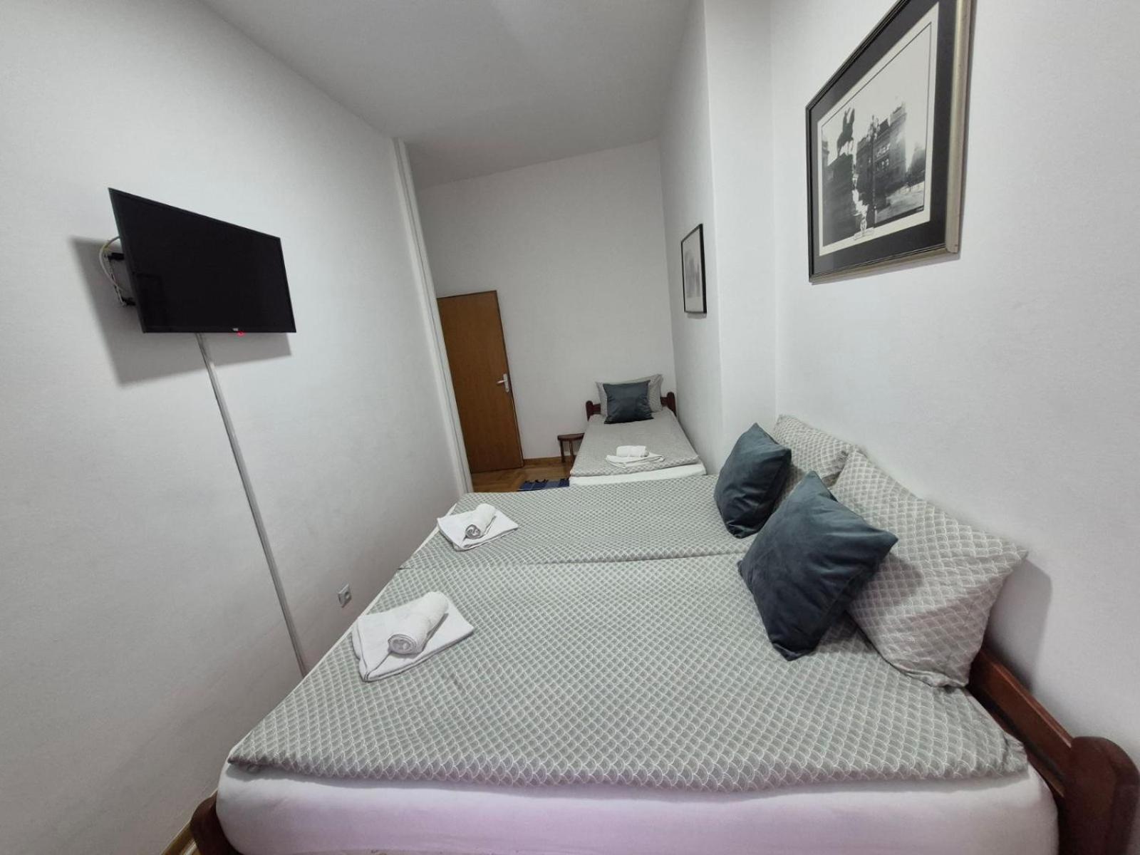 Authentic Belgrade Centre Apartments For Large Groups, Republic Square - Up To 47 People In 5 Apartments Quarto foto