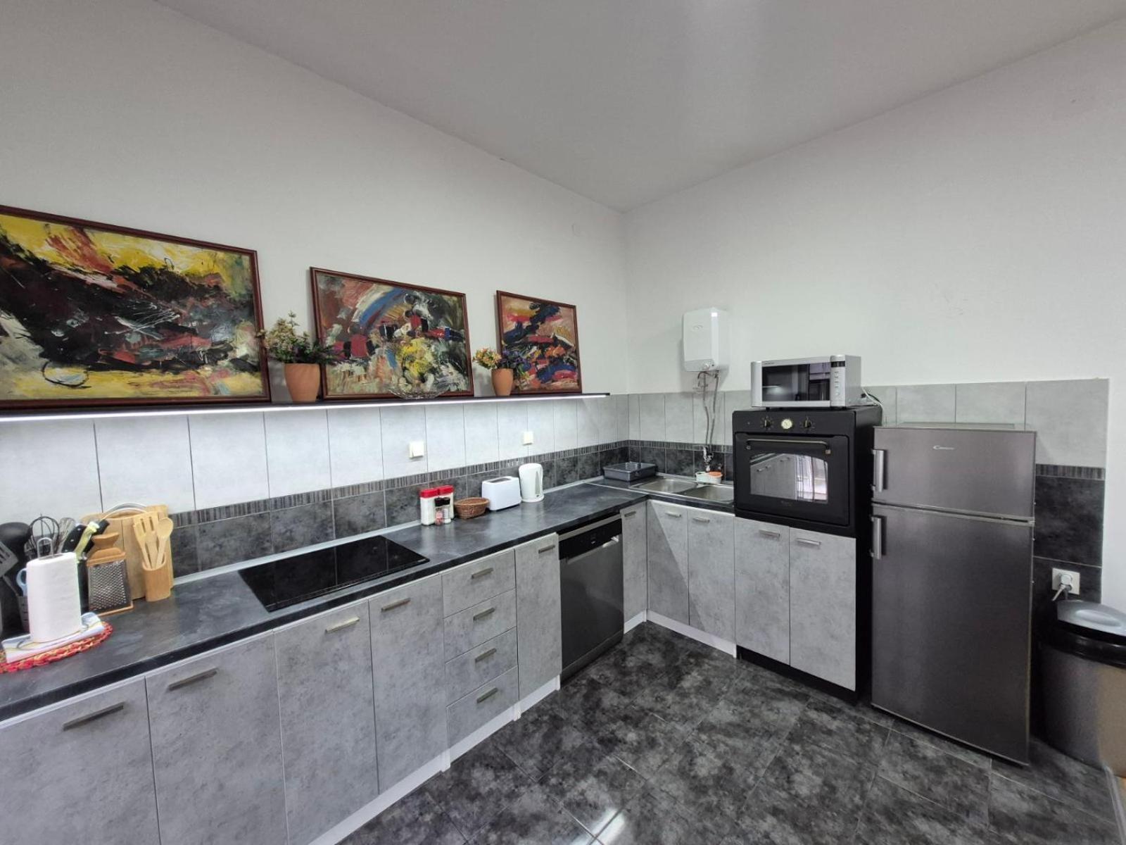 Authentic Belgrade Centre Apartments For Large Groups, Republic Square - Up To 47 People In 5 Apartments Quarto foto